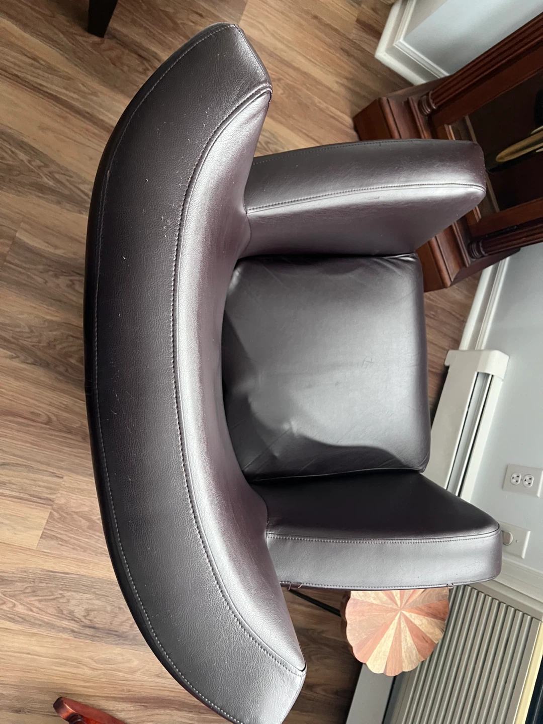 $30 brown leather swivel chair - photo 4
