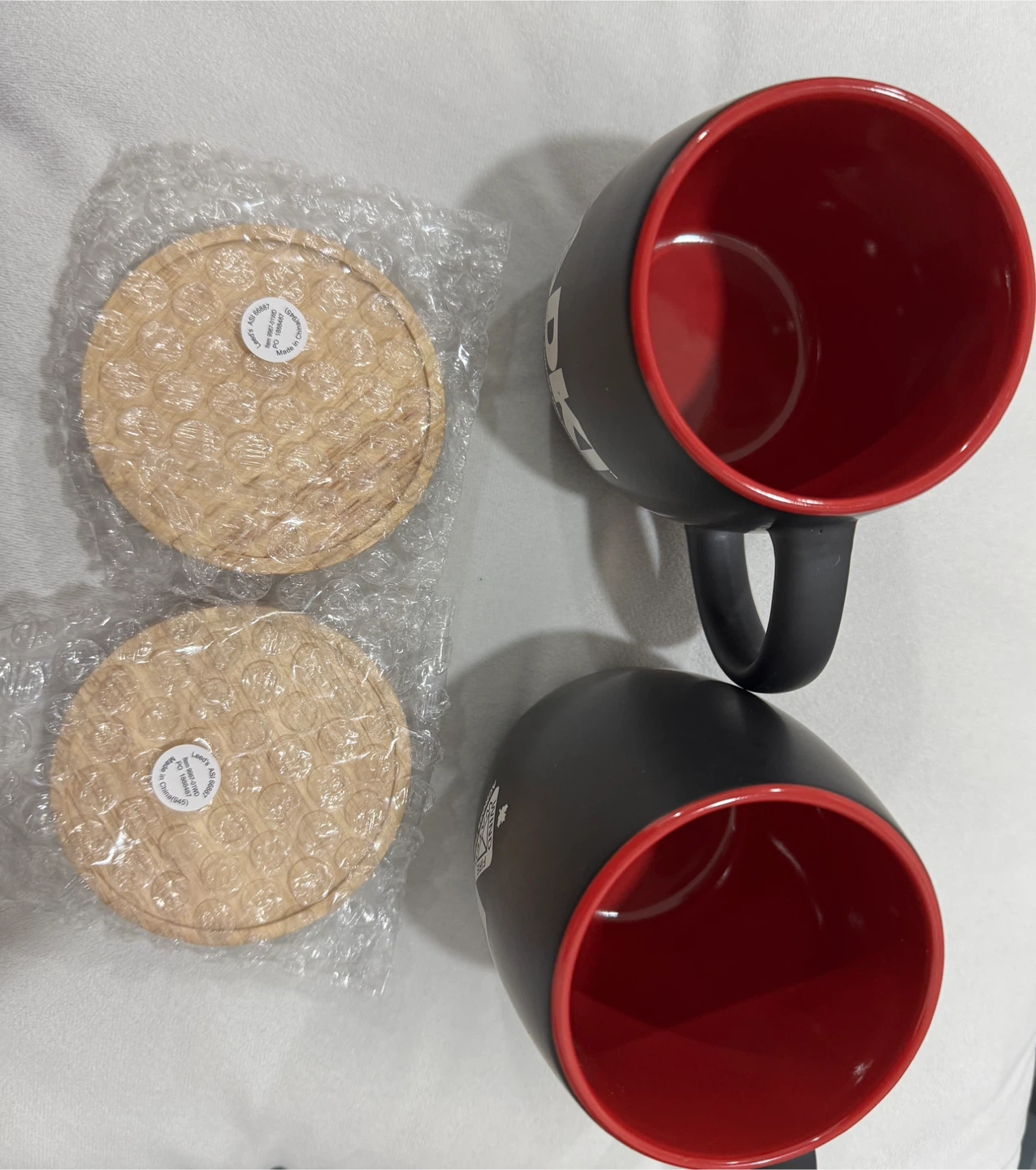 2 coffee mugs
