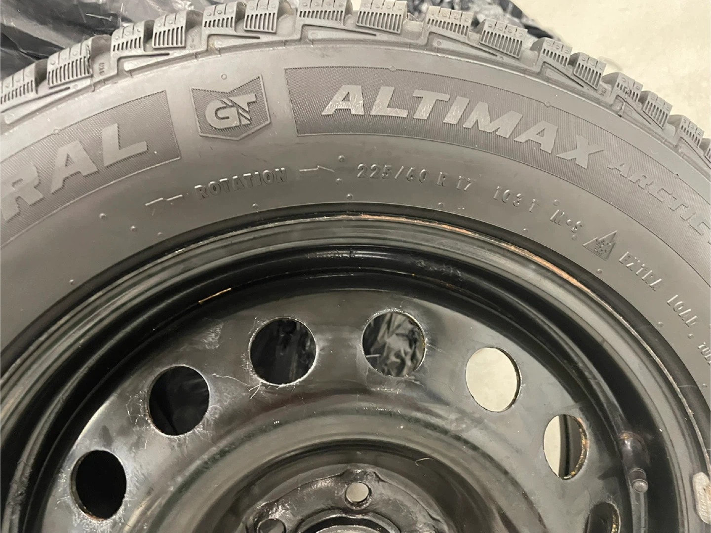 General Altimax Arctic 225/60 R17 Winter Tire