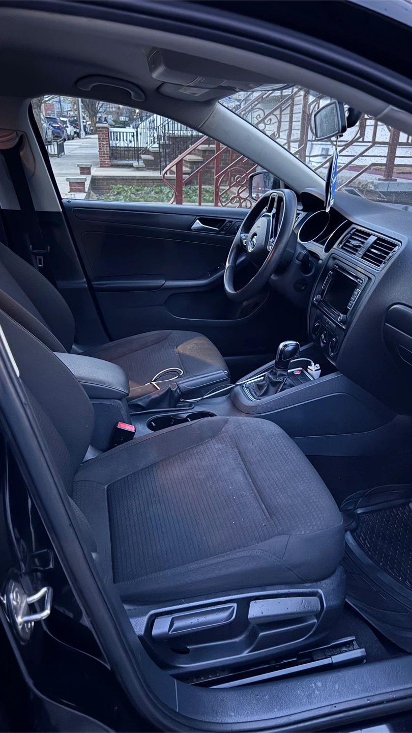Black Volkswagen Jetta Sedan 2015 - photo 2