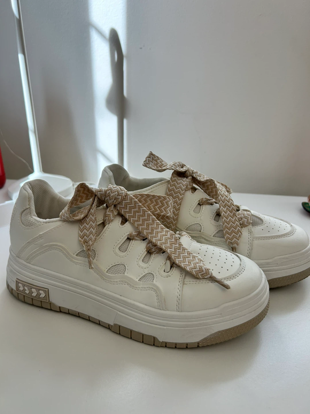White sneakers Size 40 , fits US 8