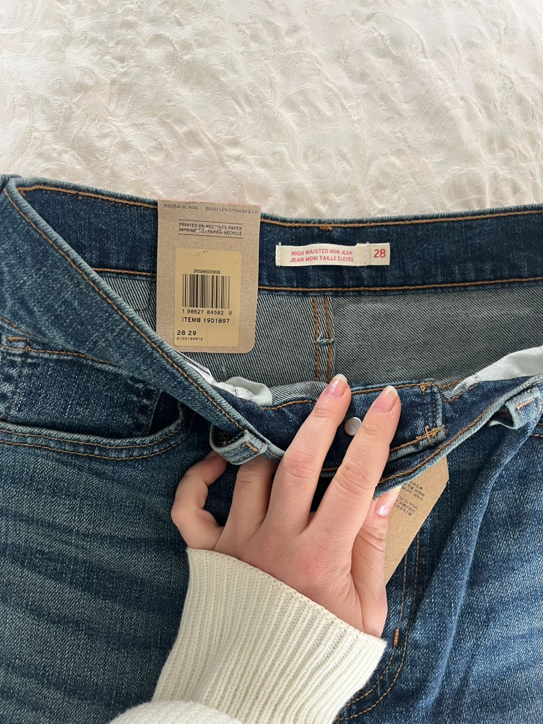 Levi's High Waisted Mom Jeans Size 28 - photo 3