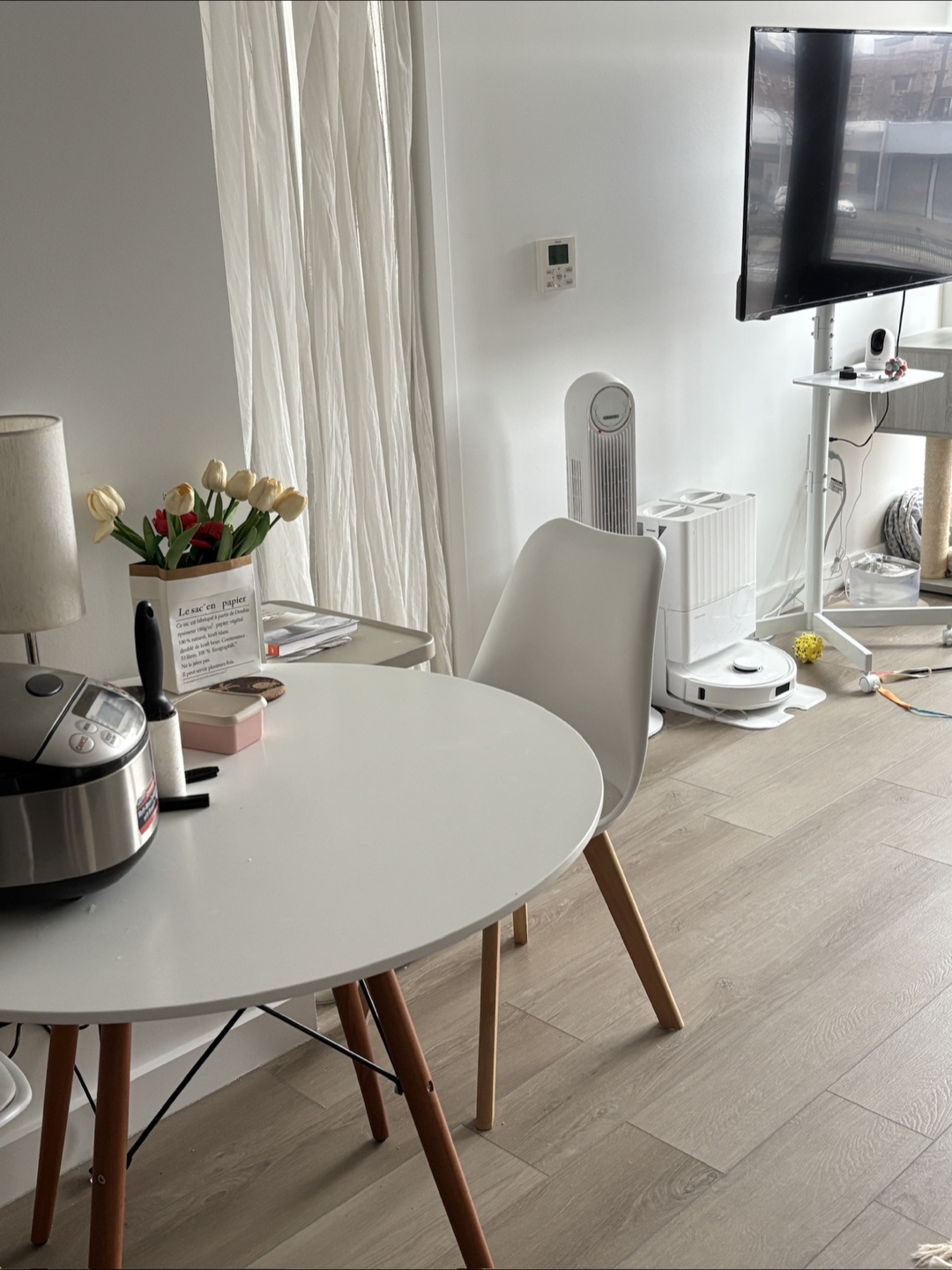 White Round Dining Table with Wooden Legs