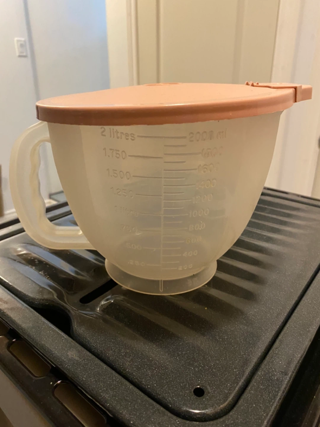 Tupperware Measuring Jug with Lid