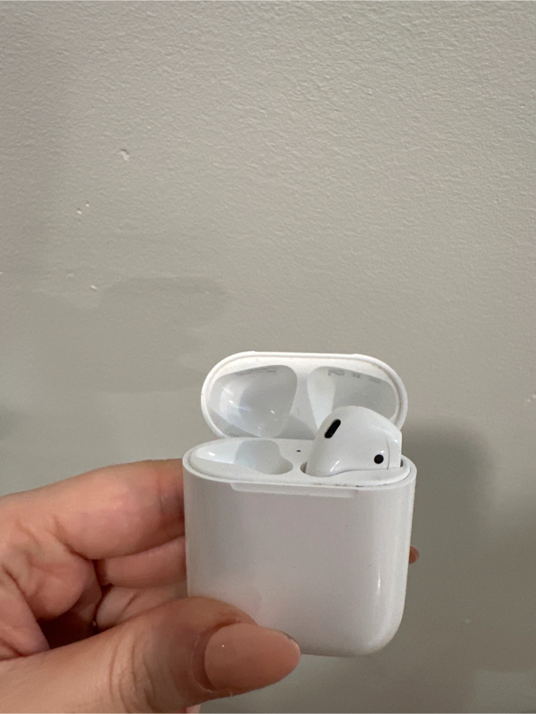 Apple AirPods with Charging Case (2nd Gen)