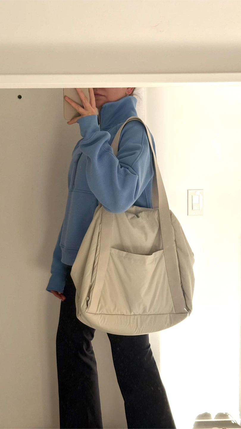 Gym tote bag with holder for a yoga mat