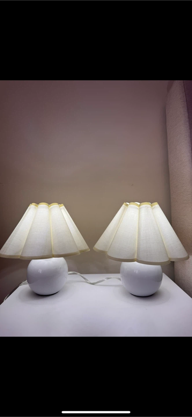 Pair of creamy lamps