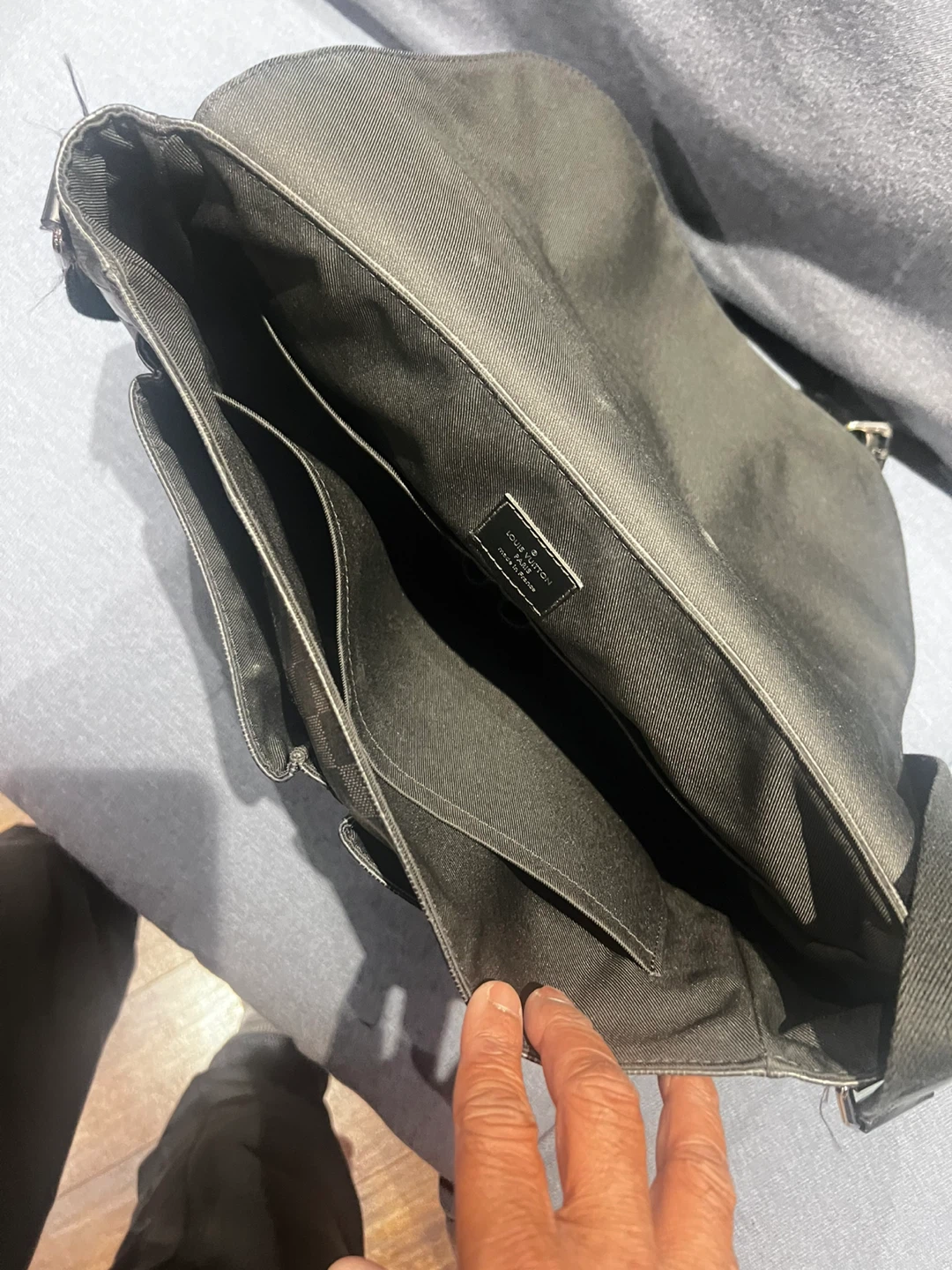 Louis Vuitton Damier Graphite Messenger Bag - photo 4