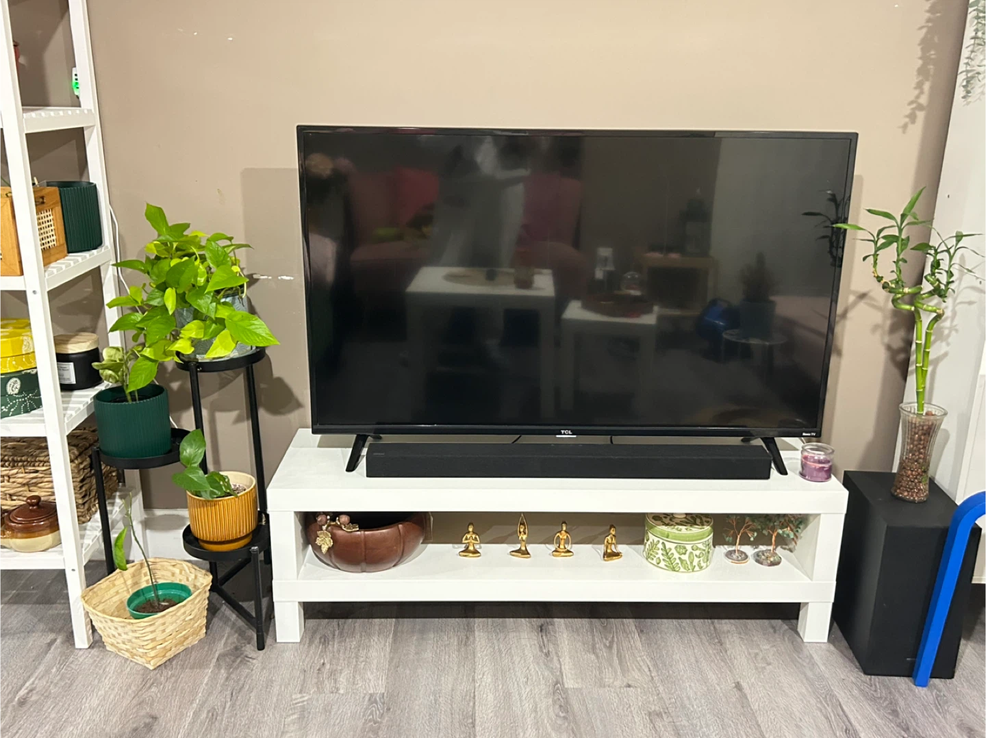 TCL TV 50 inch- smart TV with the stand