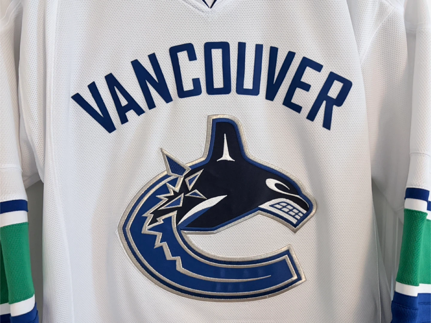 Authentic Reebok Vancouver Canucks Orca White Jersey Size Medium - photo 2