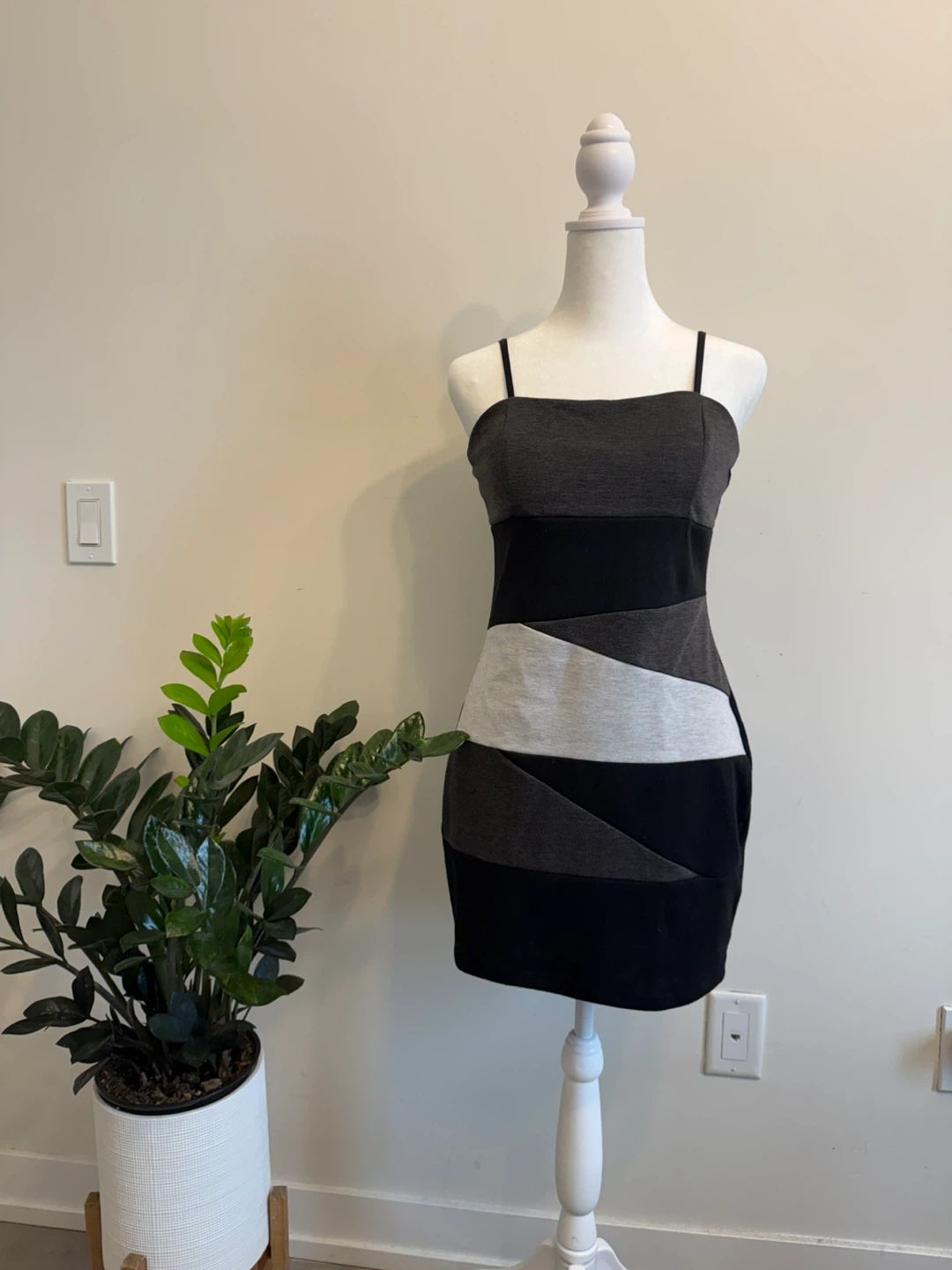 Forever 21 Black & Grey Colour Block Mini Dress Size L