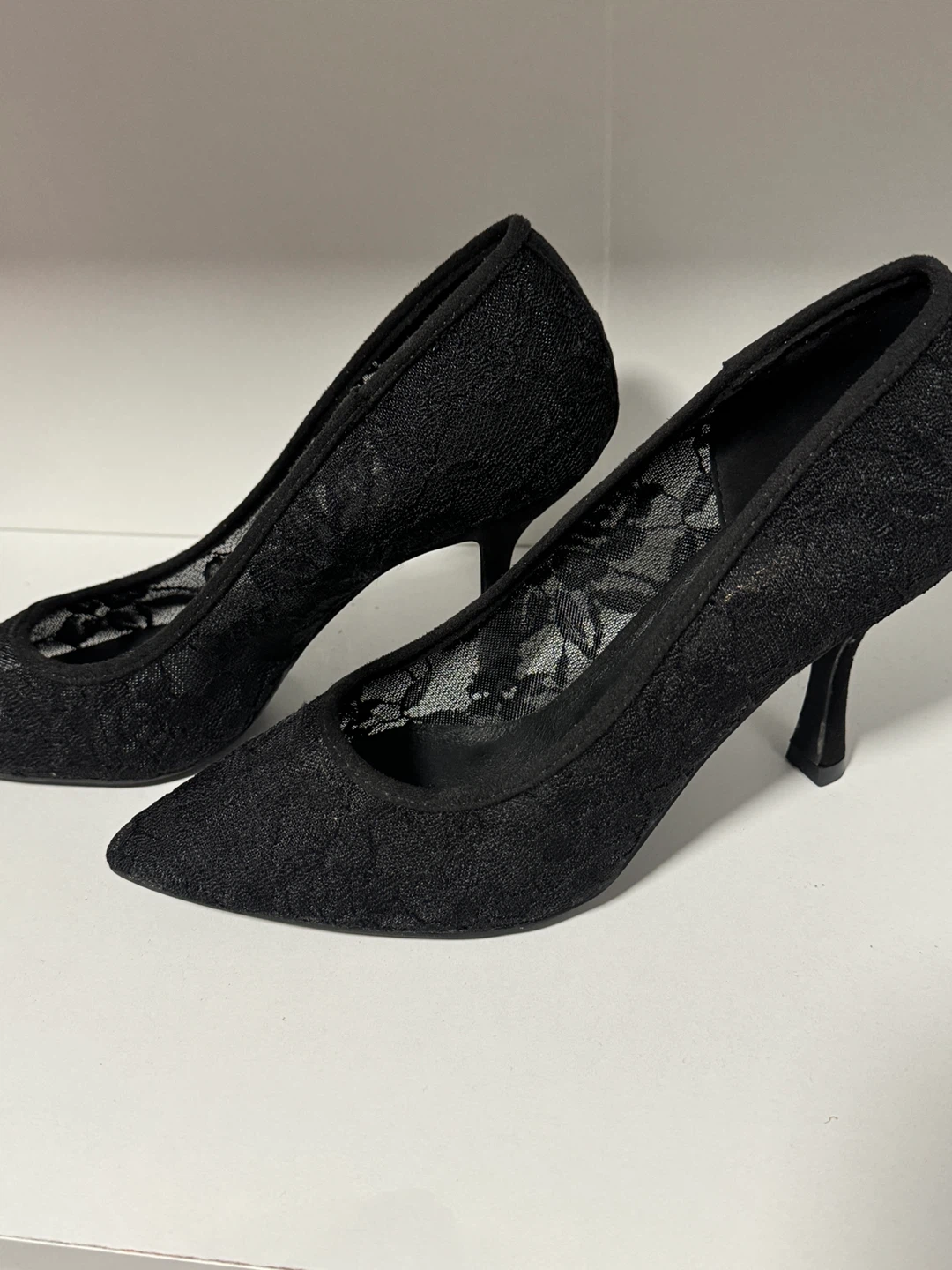 LE CHÂTEAU Black Lace Pointed Toe Heels - photo 3