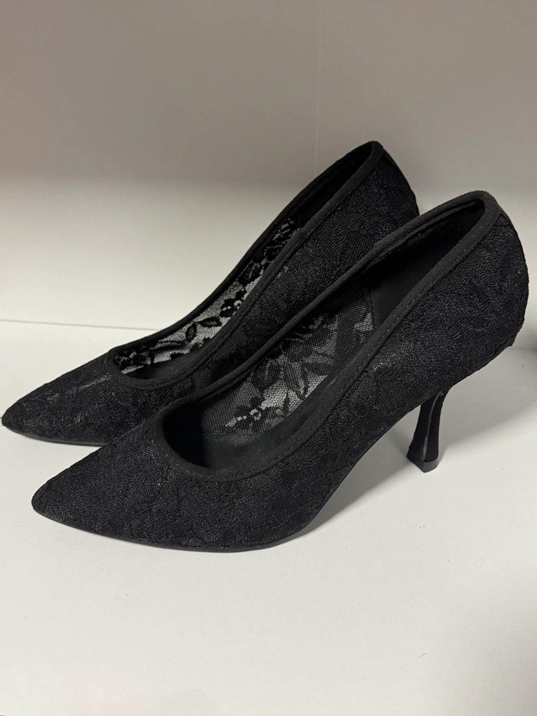 LE CHÂTEAU Black Lace Pointed Toe Heels - photo 4
