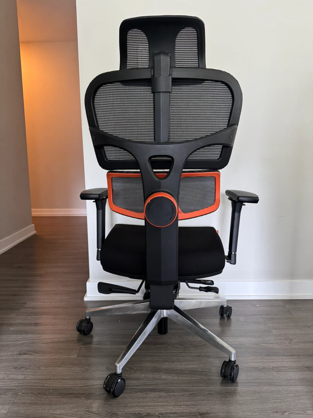 Newtral - Ergonomic Office Chair with Footrest - photo 3