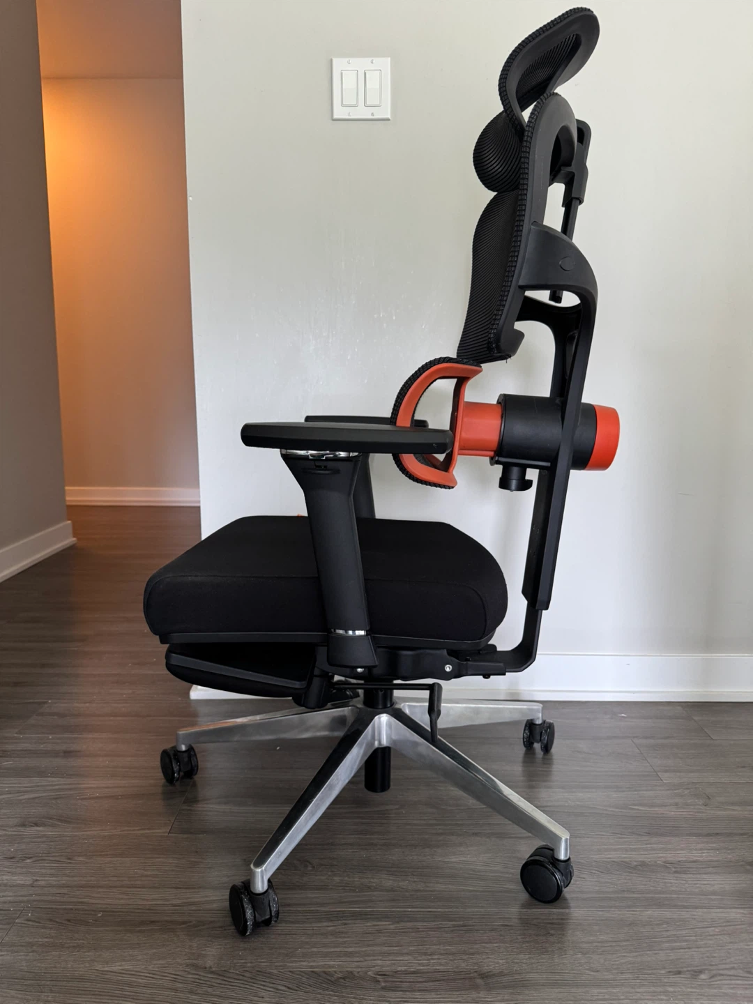 Newtral - Ergonomic Office Chair with Footrest - photo 4