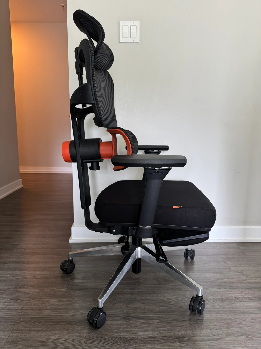 Newtral - Ergonomic Office Chair with Footrest - photo 2