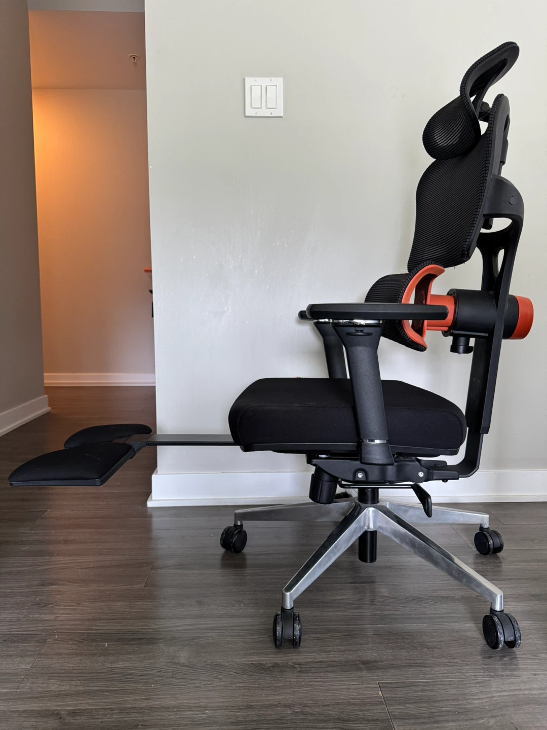 Newtral - Ergonomic Office Chair with Footrest - photo 5