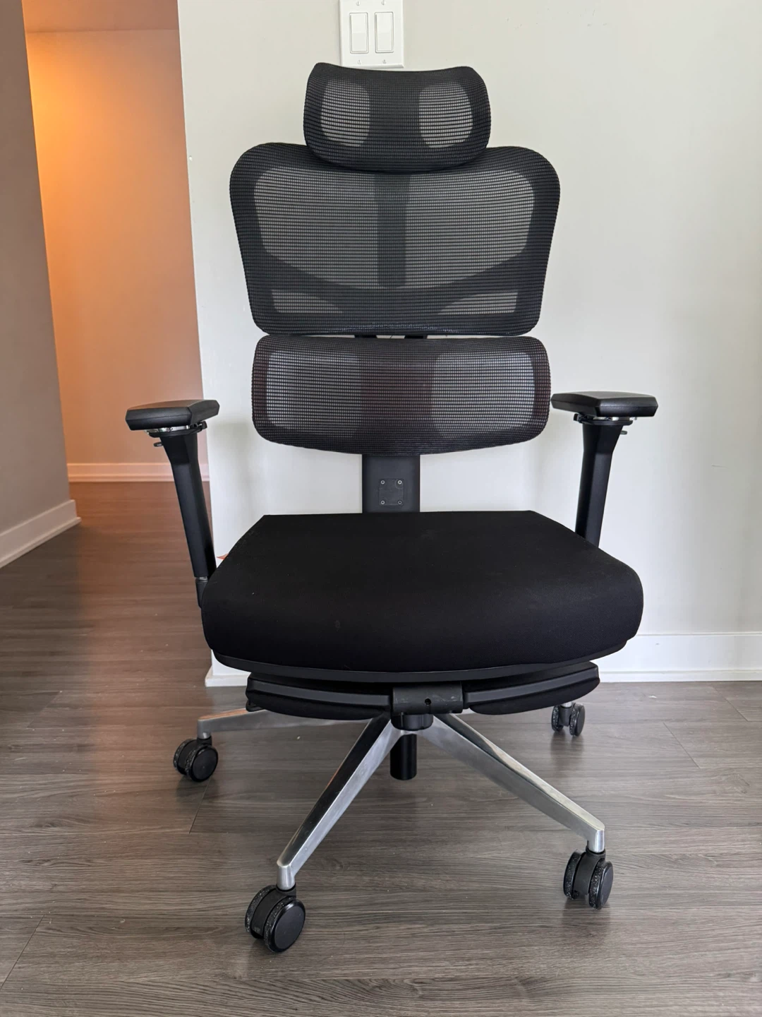 Newtral - Ergonomic Office Chair with Footrest