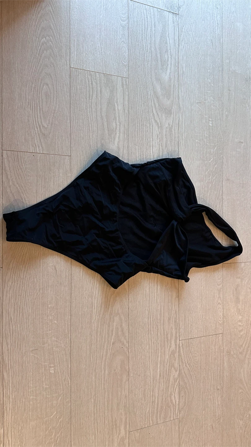 Black One-Shoulder Twisted One-Piece Swimsuit - Size L