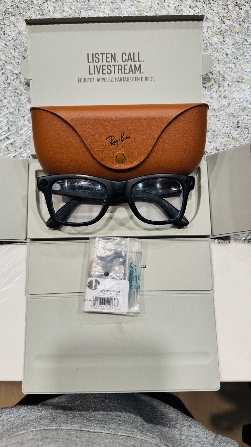 Ray-Ban Stories Smart Glasses with Case (size 150)
