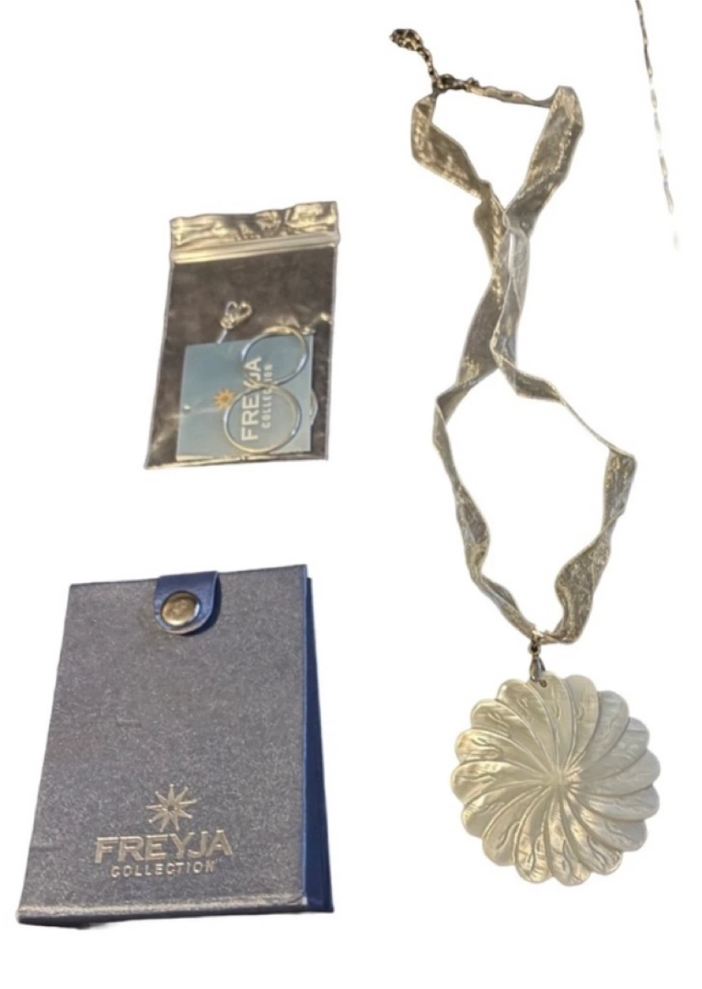 Freyja Collection White Floral Pendant Necklace - photo 2