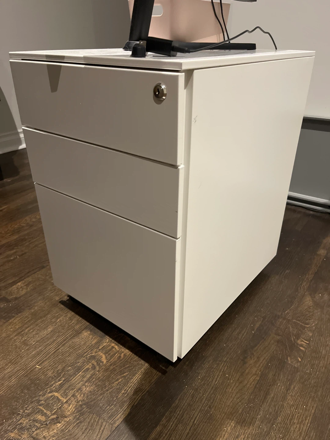 White metal filing cabinet with lock - photo 2