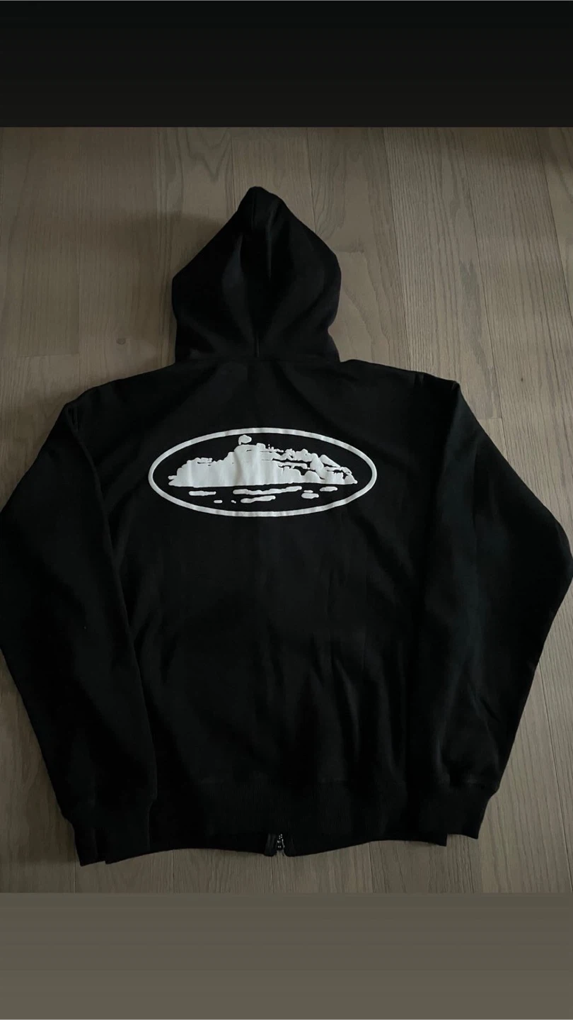 Corteiz Island Puff Print Zip Hoodie in black - photo 3