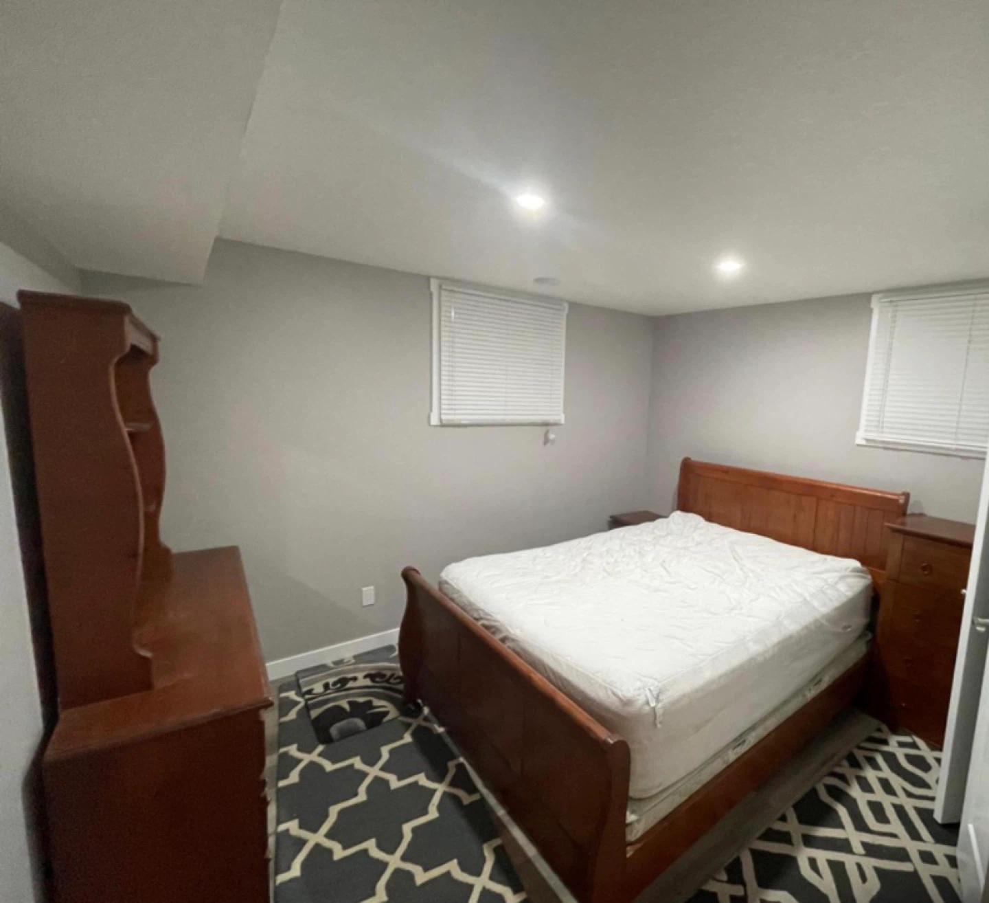 West side beautiful 2 bedroom/ 1 bathroom washer & dryer - photo 4