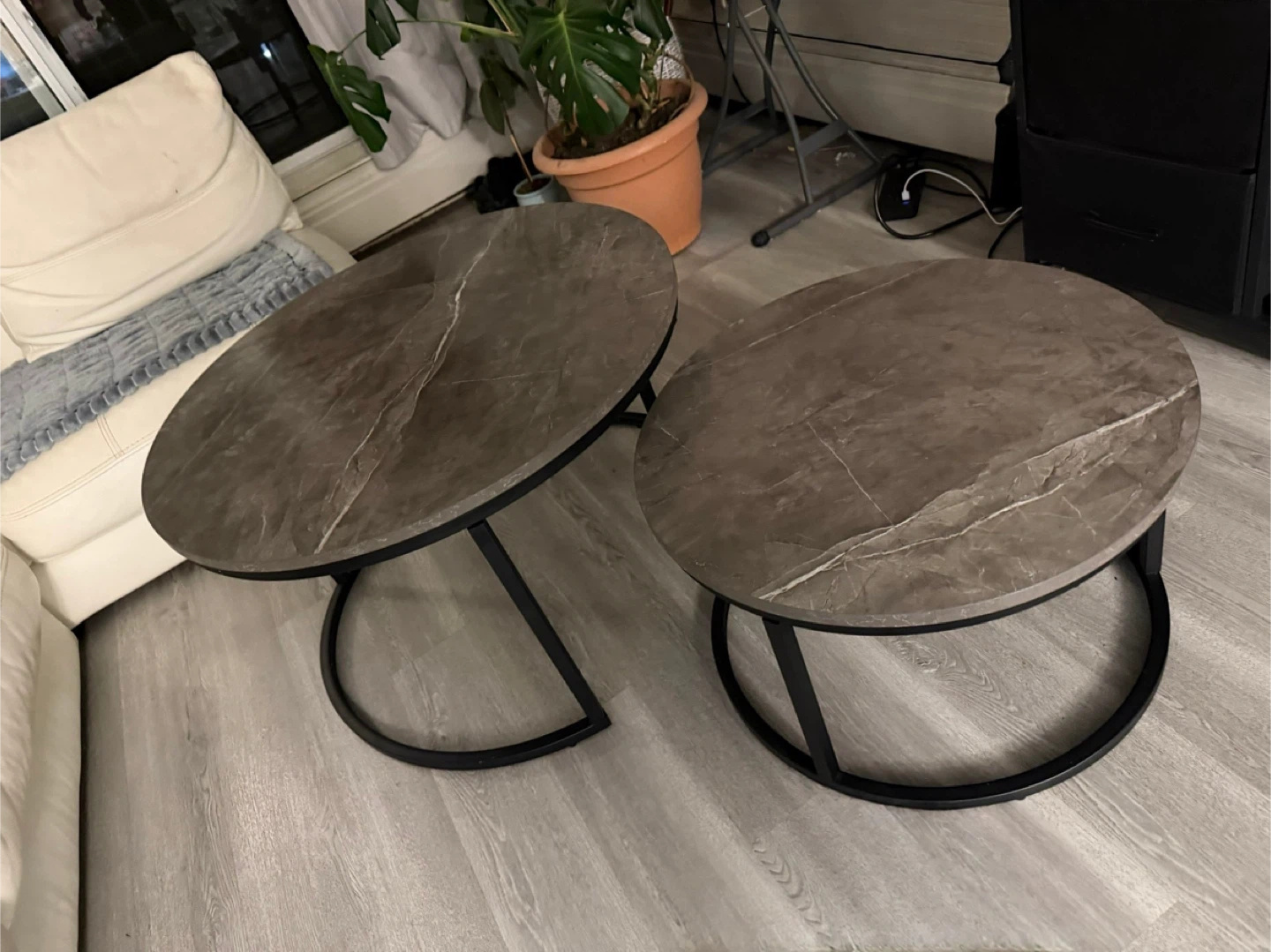 Set of 2 Round Nesting Coffee Tables
