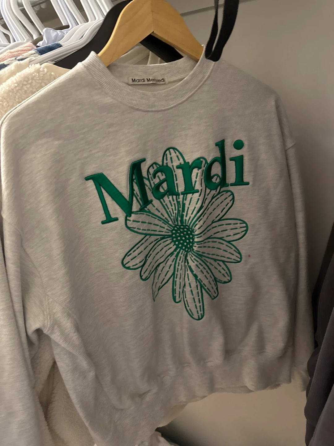 Mardi Mercredi Sweatshirt with Flower Graphic
