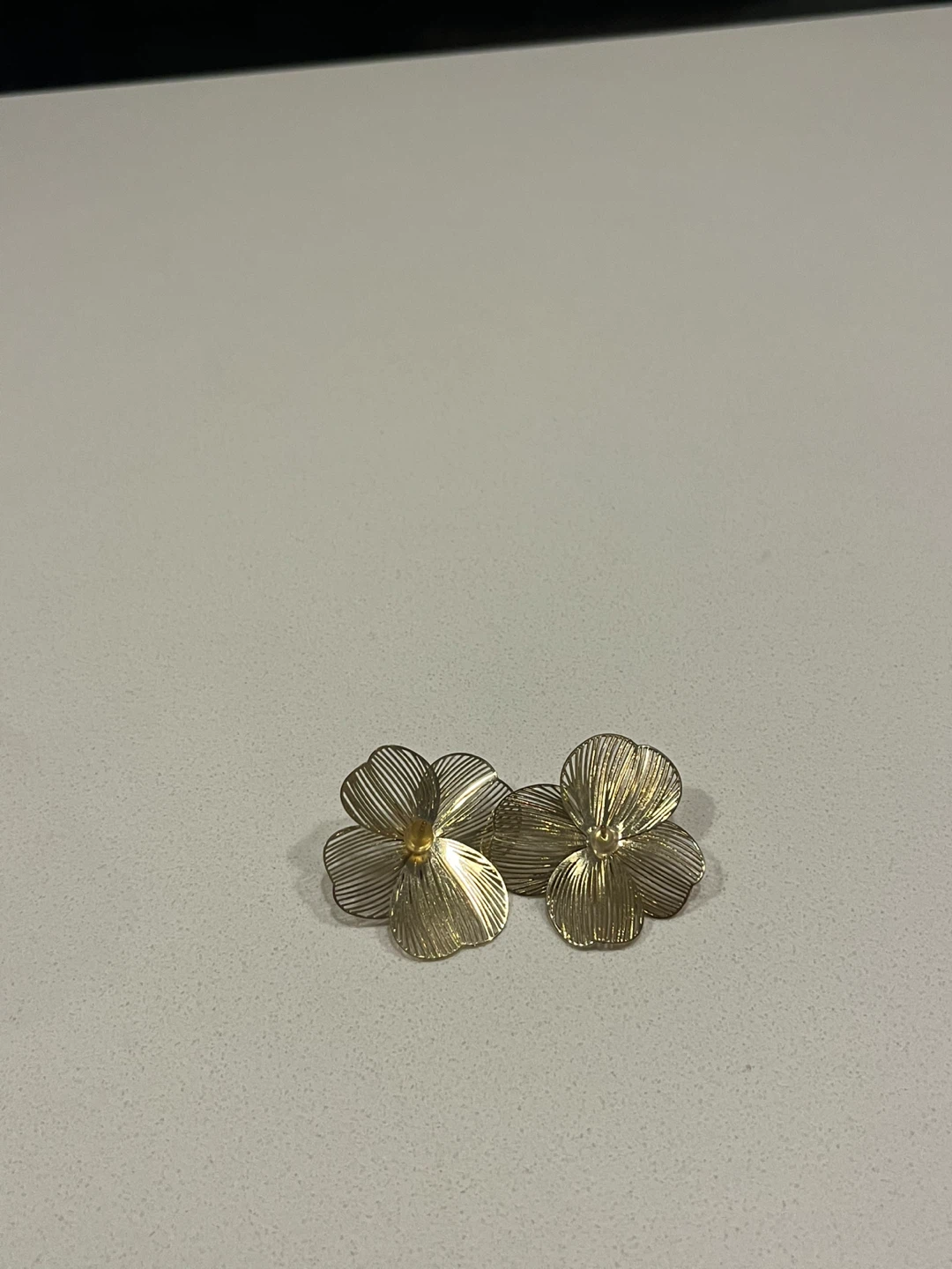 Gold-tone Flower Earrings . Pick up Liberty village only. - photo 2