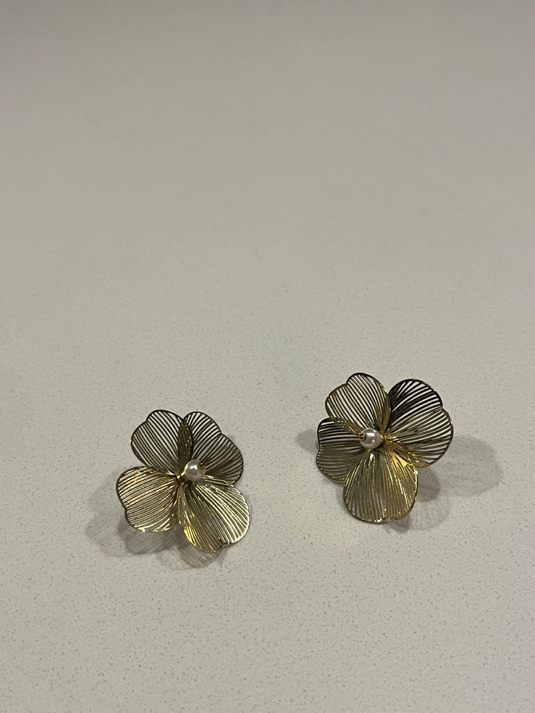 Gold-tone Flower Earrings . Pick up Liberty village only. - photo 3