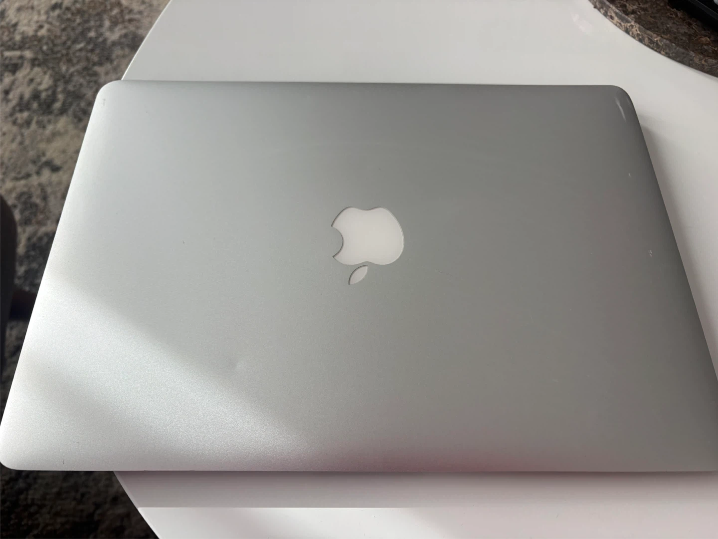 MacBook Air 2017 13” – 8GB RAM – Reset – Charger Included