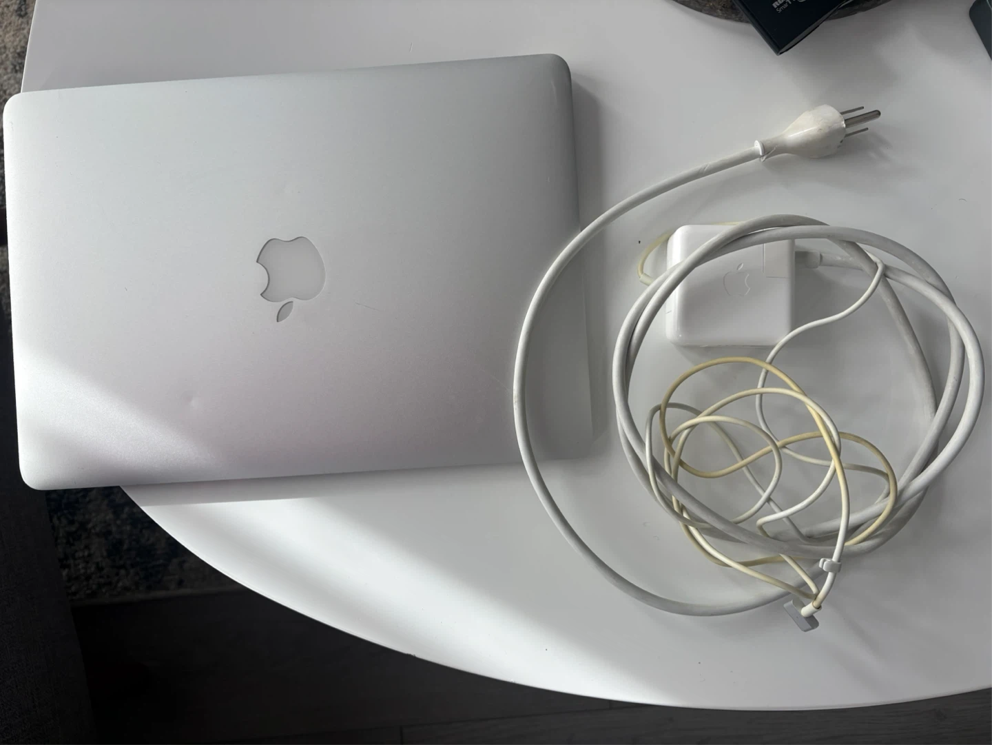 MacBook Air 2017 13” – 8GB RAM – Reset – Charger Included - photo 2