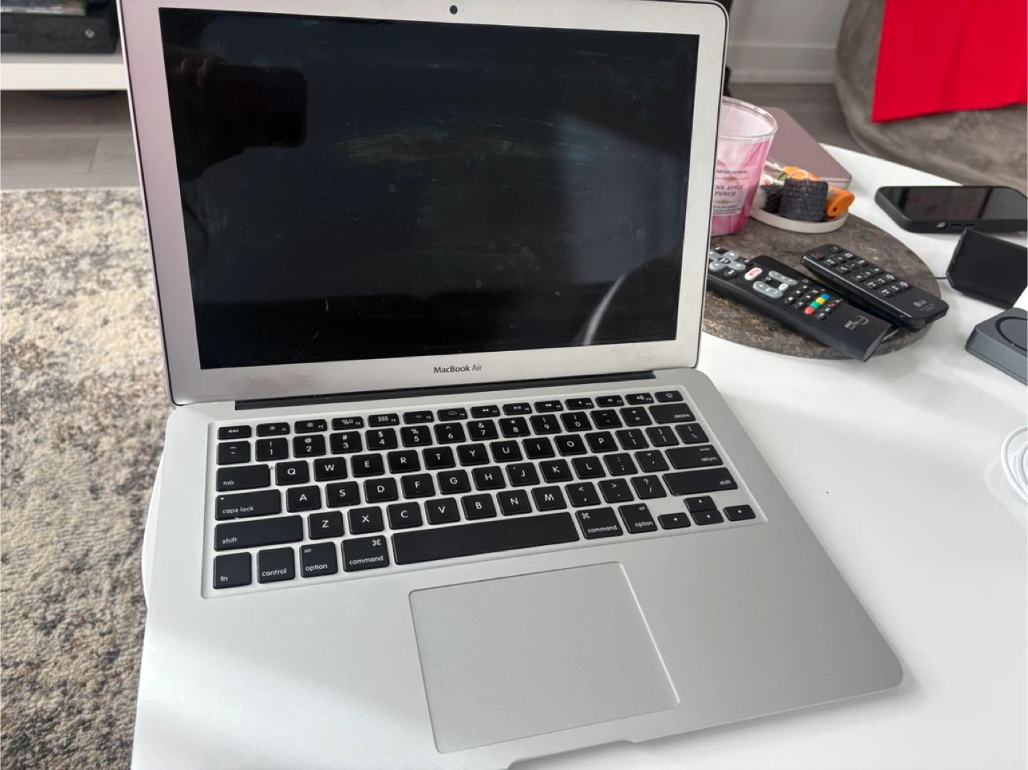 MacBook Air 2017 13” – 8GB RAM – Reset – Charger Included - photo 4