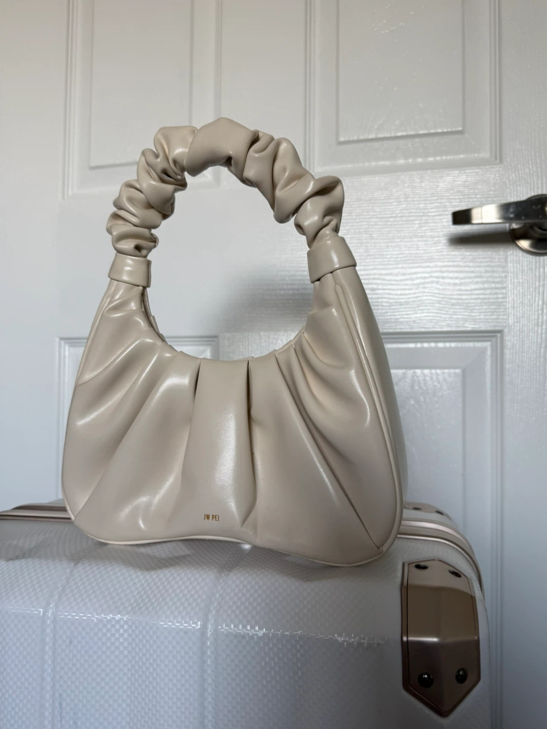 Like New🧚🏻 JW PEI Ivory Ruched Shoulder Bag