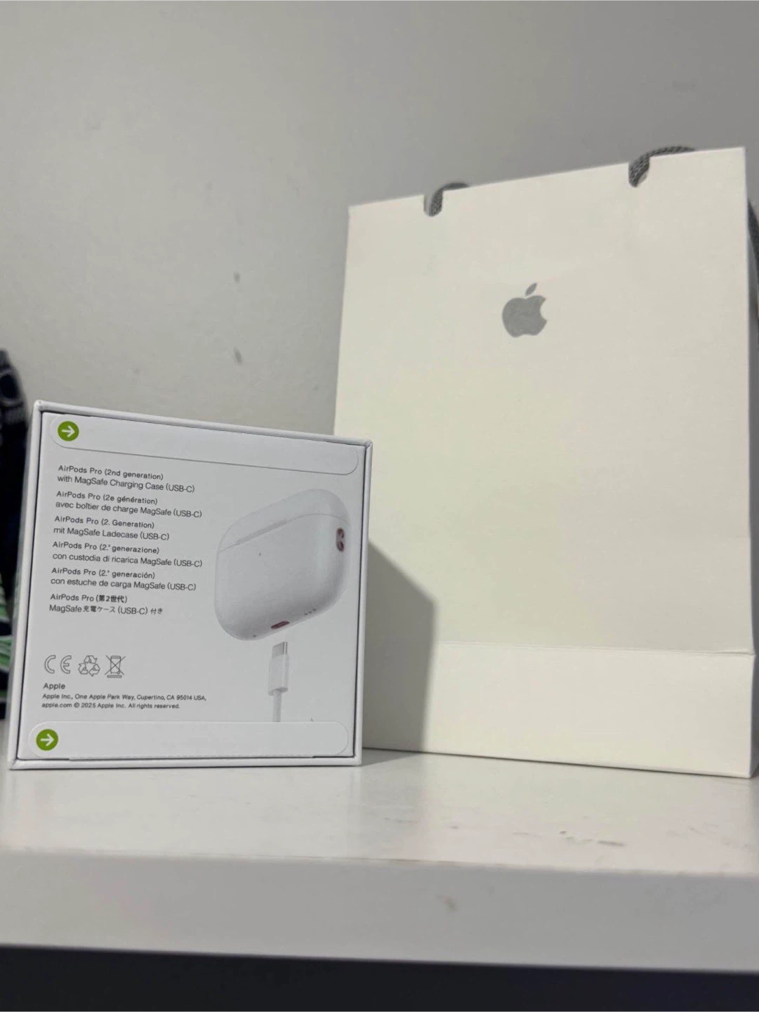 Apple AirPods Pro (2nd generation) with MagSafe Charging Case - photo 3