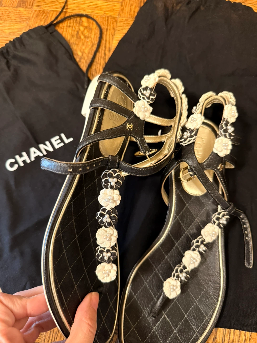 Chanel Black Leather Flower Embellished Flat Sandals Size 37 - photo 3
