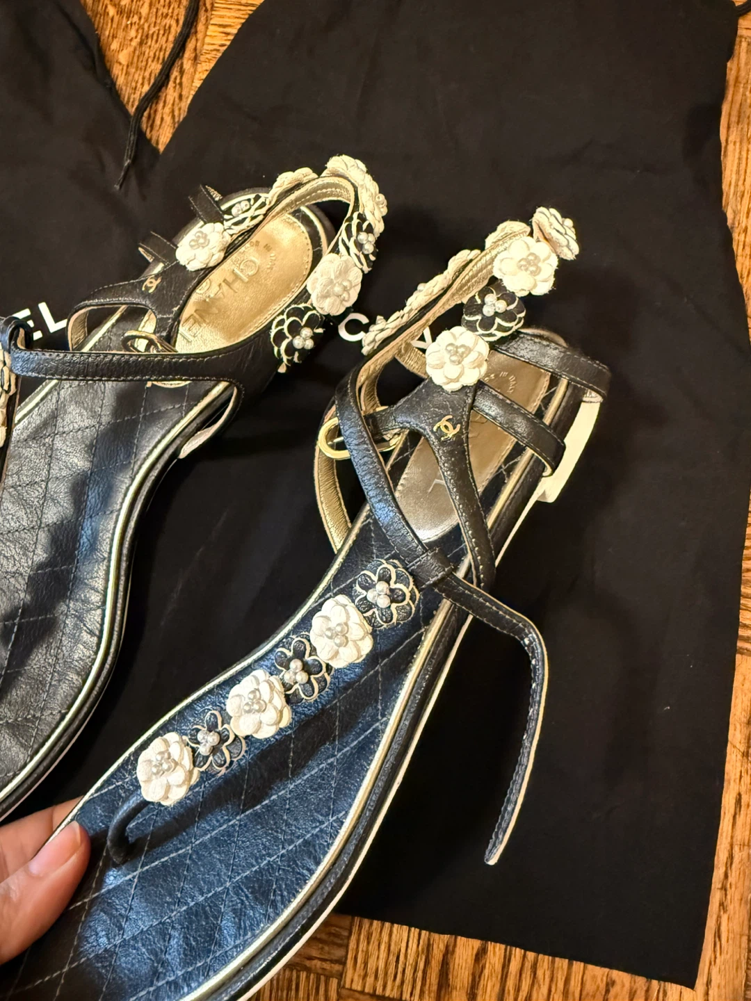 Chanel Black Leather Flower Embellished Flat Sandals Size 37 - photo 2