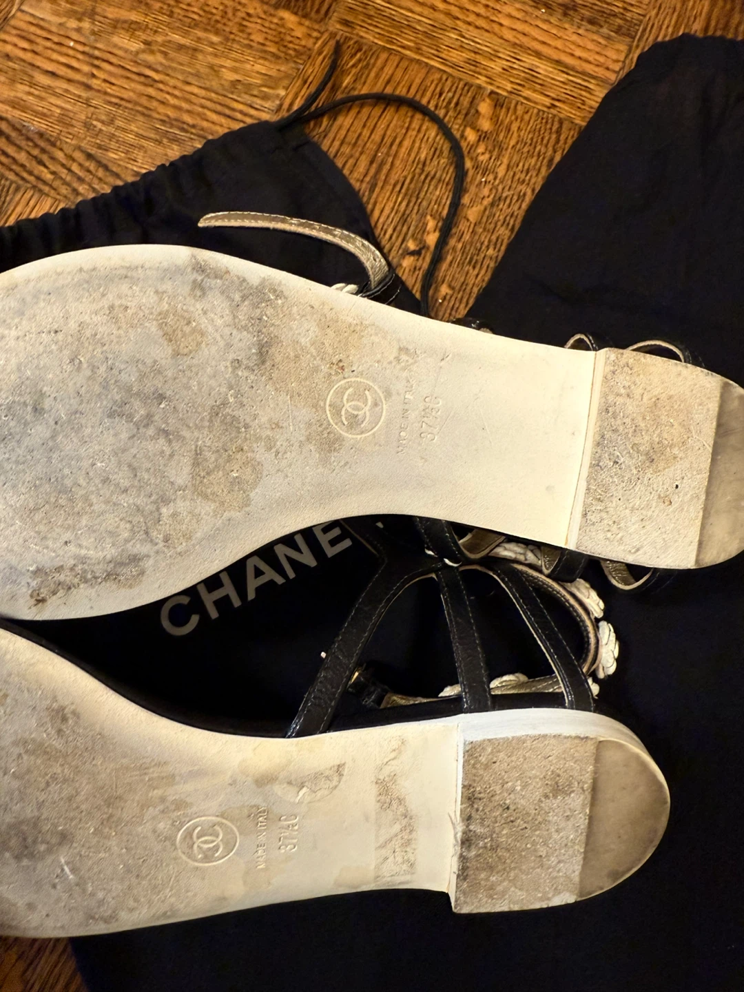 Chanel Black Leather Flower Embellished Flat Sandals Size 37 - photo 4