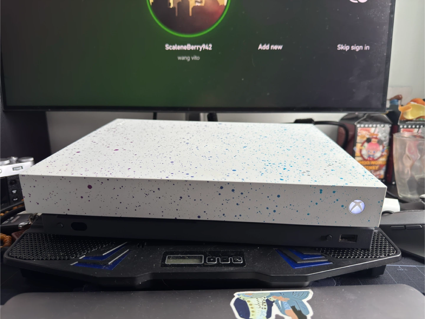 1TB Xbox One X Hyperspace with 2 Controllers - photo 3