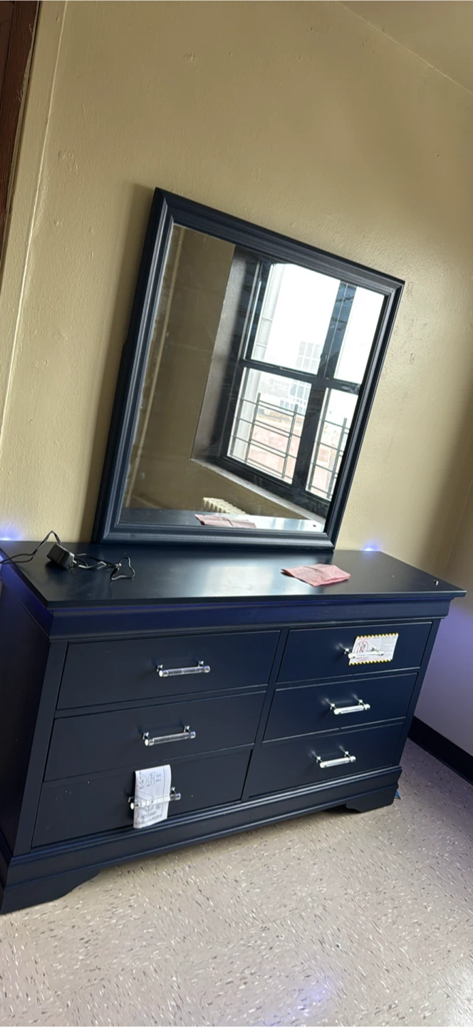 Queen Bedroom Set: Frame, Nightstand, Dresser & Mirror - photo 2