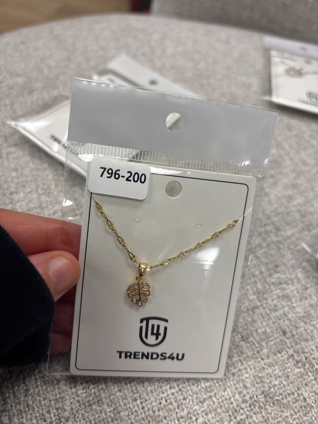 TRENDS4U Gold Leaf Pendant Necklace
