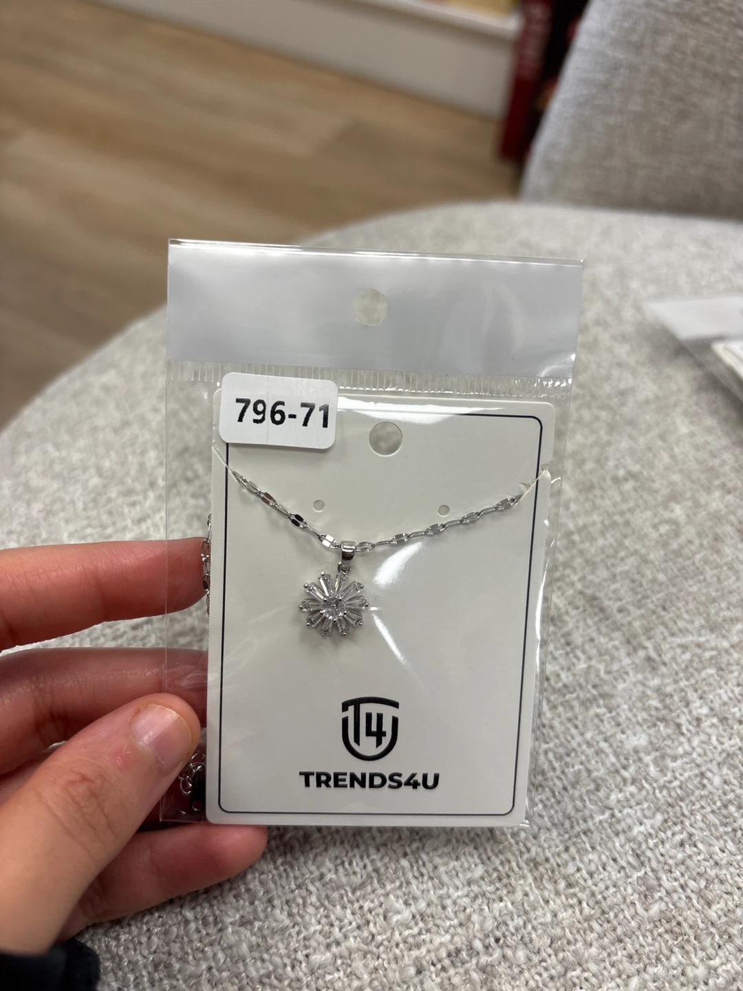 TRENDS4U Silver Tone Flower Pendant Necklace