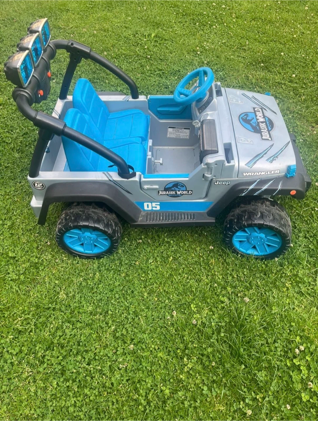 Kids Jurassic World Jeep Wrangler Ride-On Toy - photo 3