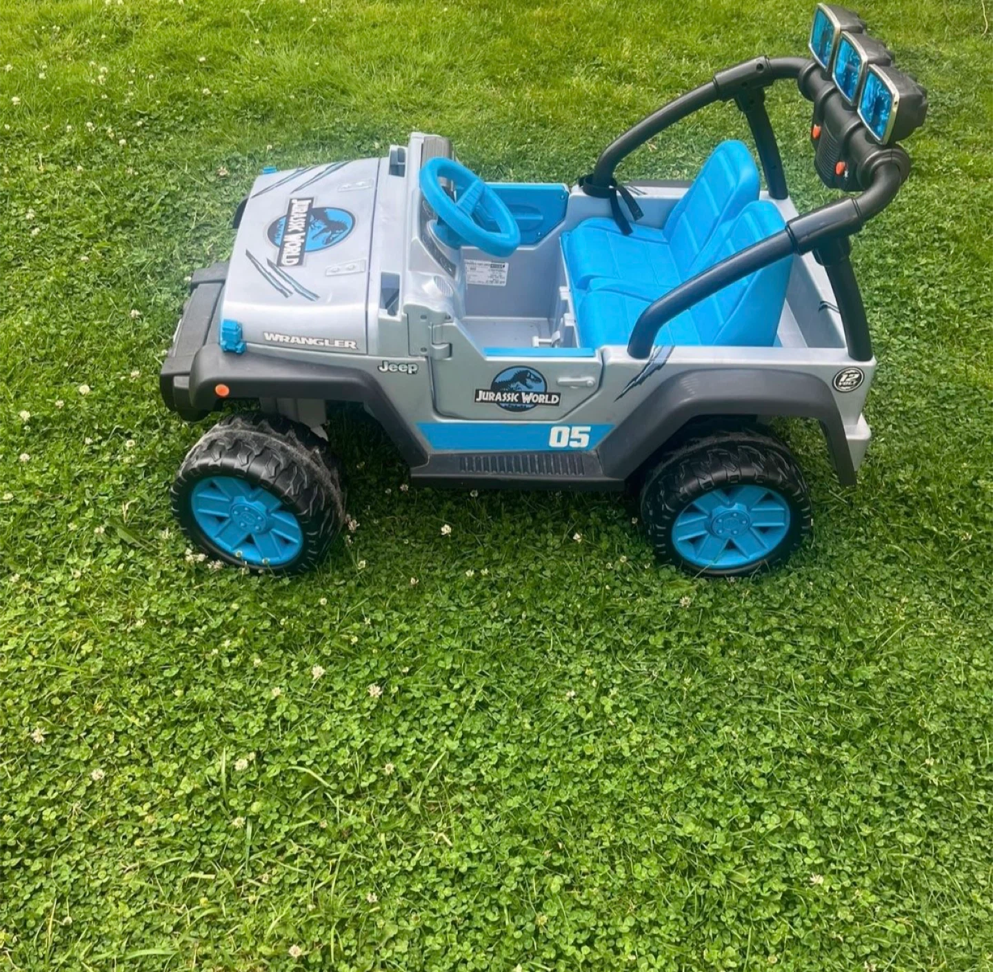 Kids Jurassic World Jeep Wrangler Ride-On Toy - photo 2