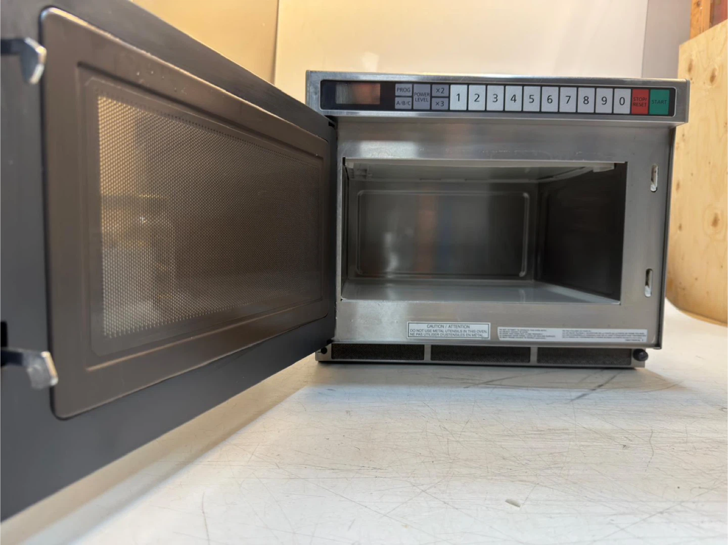 Panasonic NE-1252 Commercial Microwave Oven - photo 3