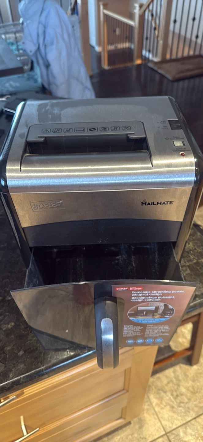 Staples MailMate Shredder - photo 2