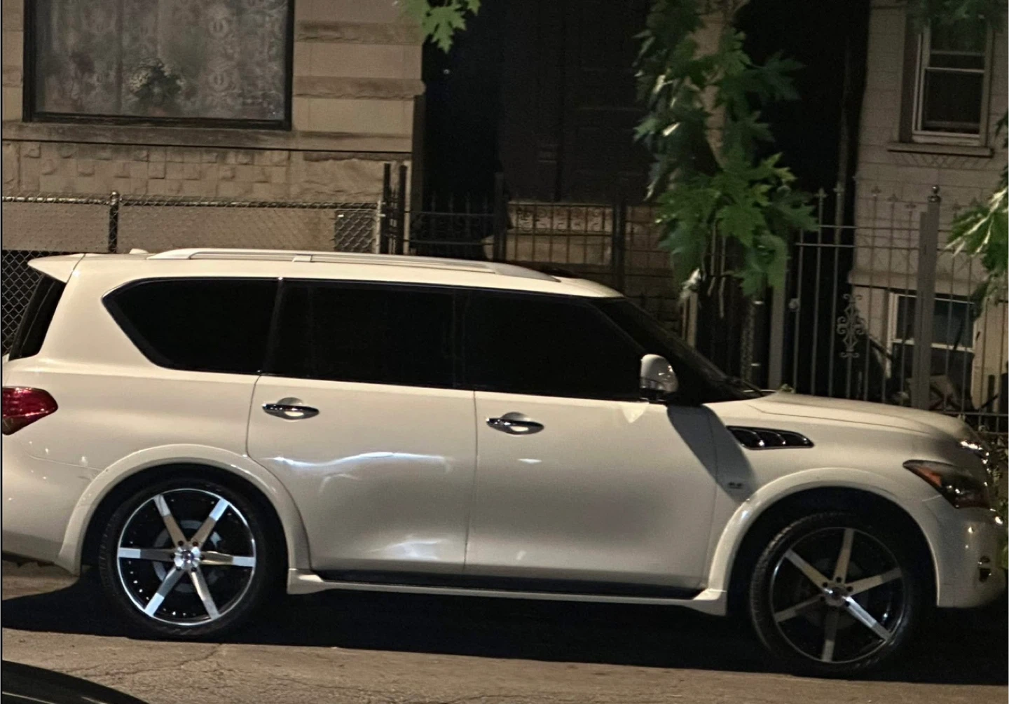 White Infiniti QX80 SUV - photo 4