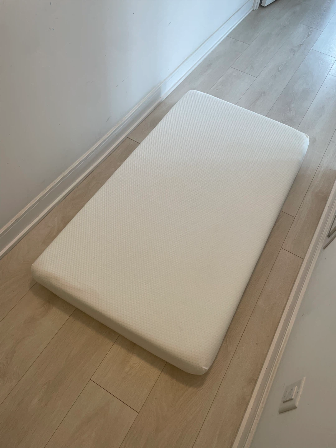 White baby mattress - photo 2